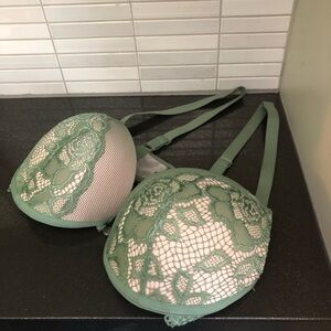 EUC La Vie en Rose women’s lace accent bra